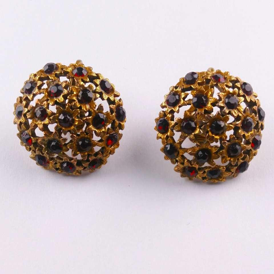 Gorgeous Vintage Clip Ons Earrings 45$